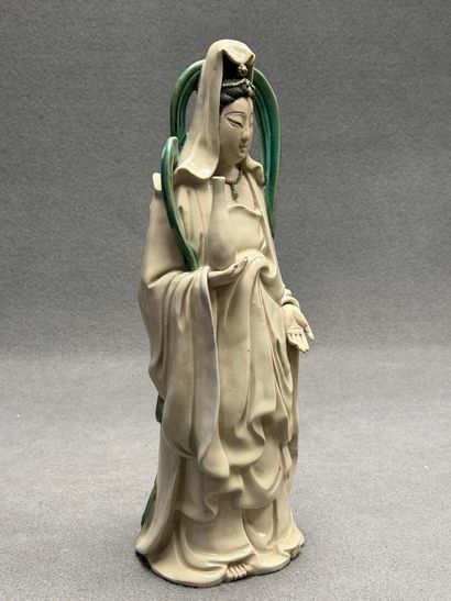 Divinité chinoise en grès émaillé.
H: 40...
