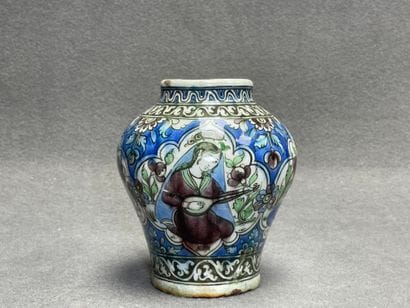 Vase en faïence émaillée.
Qadjar fin XIX°
H....