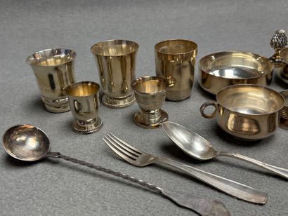 Lot de métal argenté comprenant: 
Serviteur,...