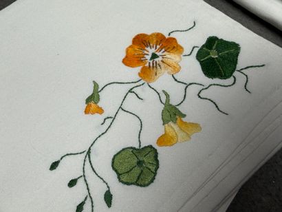 Service de table en coton brodé de fleurs...