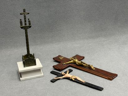 Deux crucifix en bois et bronze et crucifix...