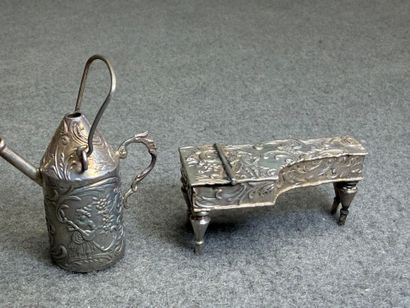 Mobiliers miniature en argent. 
Argent étranger...