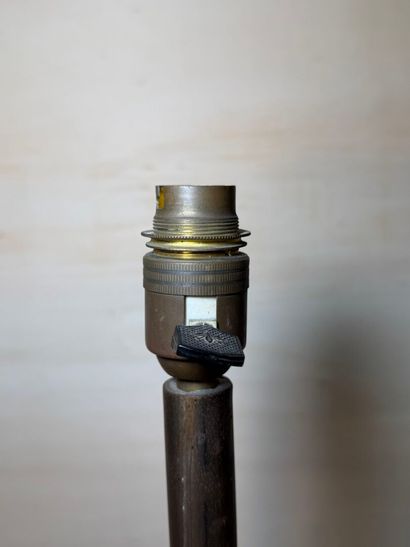 Pied de lampadaire en forme de fusil. 
H....