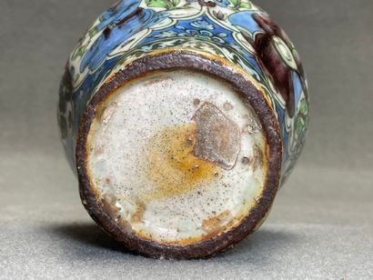 Vase en faïence émaillée.
Qadjar fin XIX°
H....