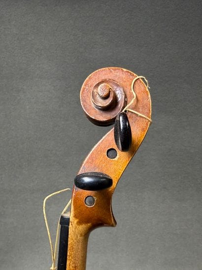 Violon et Archet en écrin.
Violon portant...