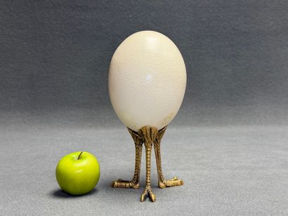 Oeuf d'autruche monté sur trépied en bronze...