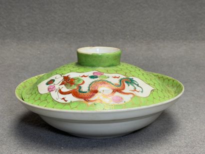 Assiette creuse avec couvercle en porcelaine...
