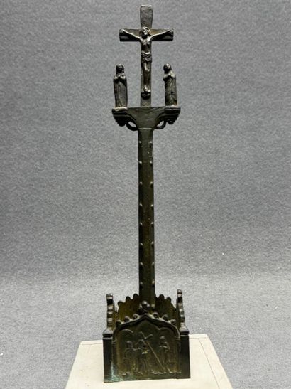 Deux crucifix en bois et bronze et crucifix...