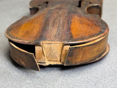 Violon XIX° accidenté en écrin accidenté...