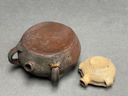 Deux gourdes en grès
H. :14 cm et 20 cm.