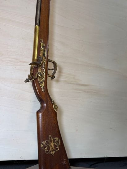 Pied de lampadaire en forme de fusil. 
H....