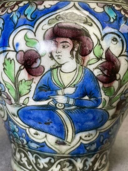 Vase en faïence émaillée.
Qadjar fin XIX°
H....