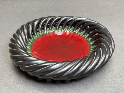 Plat en céramique de Vallauris
D: 30 cm.