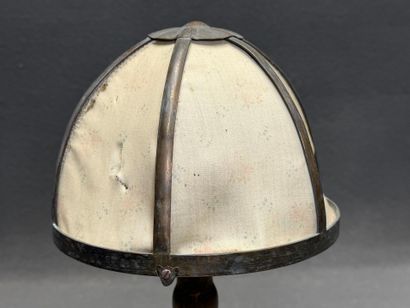 Lampe de salon en dinanderie, socle bois.
Années...