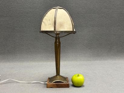 Lampe de salon en dinanderie, socle bois.
Années...
