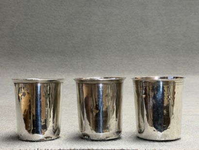 Trois timbales droites en argent. 
H. :8,5...