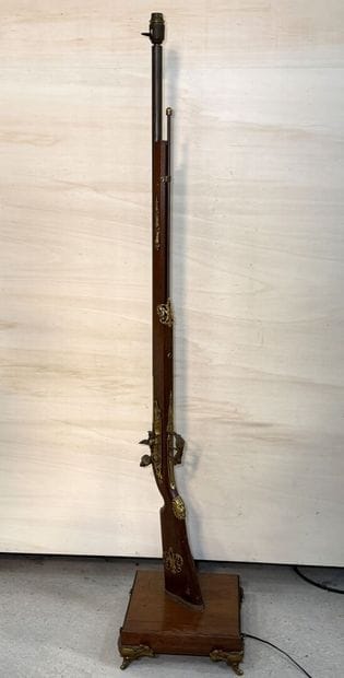 Pied de lampadaire en forme de fusil. 
H....