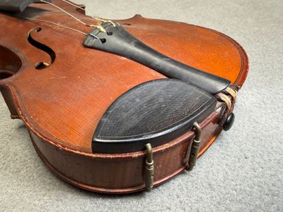 Violon 3/4 et archet. 
Début XXe siècle
Portant...