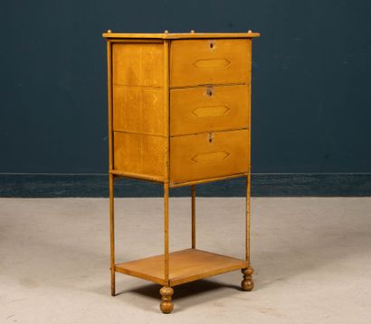 Cartonnier de bureau en métal et carton patiné.
Maison...