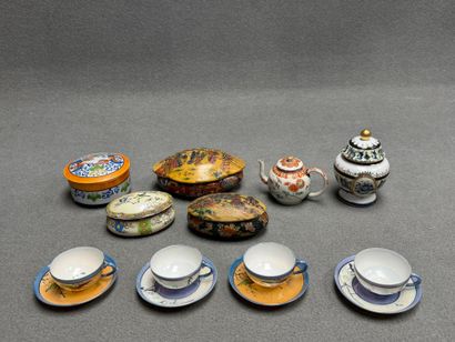 Lot en porcelaines japonaises comprenant:
Boites,...