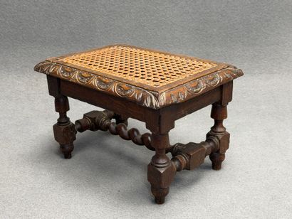 Petit tabouret de pied canné en chêne sculpté
Fin...