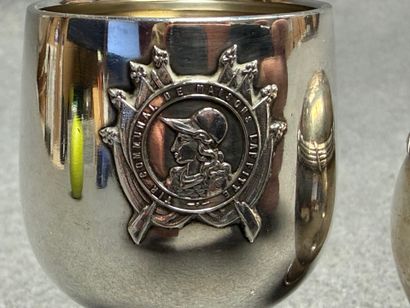 Coquetier et bouchon de flacon en argent....