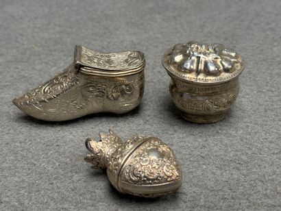 tabatières miniatures en argent formant ,...