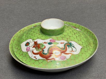 Assiette creuse avec couvercle en porcelaine...