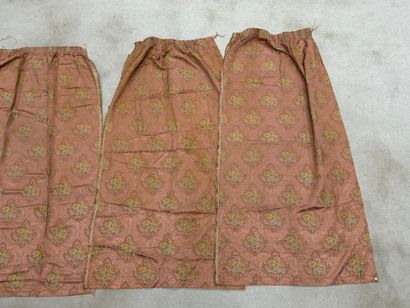 Deux paires de rideaux roses
Hauteur 225...