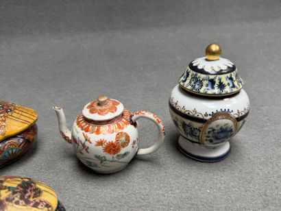 Lot en porcelaines japonaises comprenant:
Boites,...
