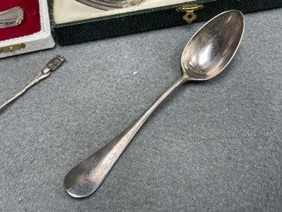 Deux coffrets de couverts en métal argenté....