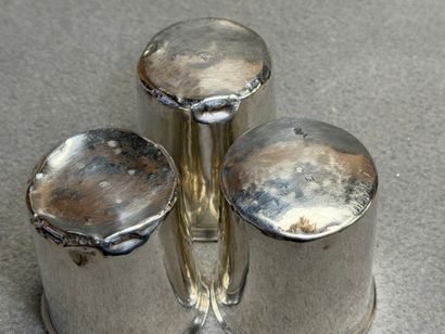 Trois timbales droites en argent. 
H. :8,5...