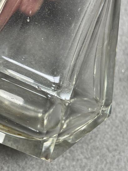 Trois flacons en verre, monture en argent....
