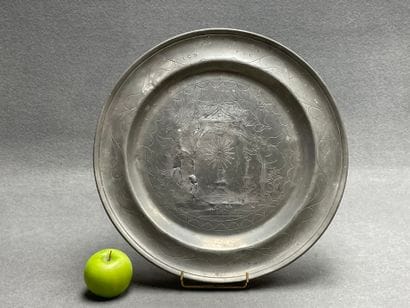 Plat à offrande en étain à décor religieux,...
