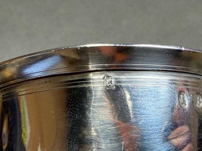 Trois timbales droites en argent. 
H. :8,5...