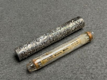 Flacon en argent Anglais. 
L. :10,5 cm. 
Poids:...