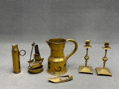 Pichet, paire de bougeoirs, cendrier, lampe...