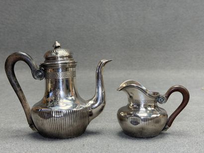 Petite théière et pot à lait en argent, manches...