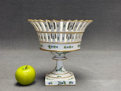 Corbeille en porcelaine décor au barbeau.
Milieu...