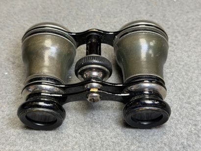 Paire de jumelles de théâtre en étui et longue...