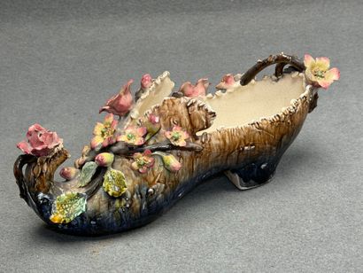 Soulier en barbotine. 
12 x 32 x 12 cm. 
Petits...
