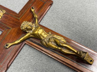 Deux crucifix en bois et bronze et crucifix...