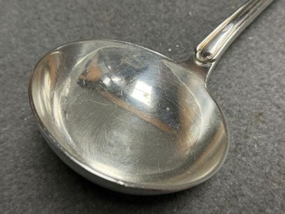 Louche en argent. 
Poinçon minerve 925°/00....