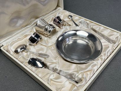 Coffret de naissance en métal argenté. 
8...