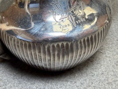 Petite théière et pot à lait en argent, manches...