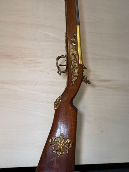 Pied de lampadaire en forme de fusil. 
H....