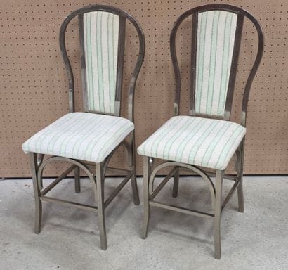 Paire de chaises en aluminium, garnies d'éponge
H:...