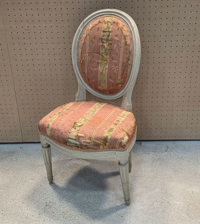 Chaise médaillon en bois sculpté et laqué
Estampillée...