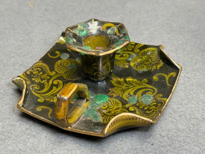 Lampe en cuivre repoussé à cabochons de verres...