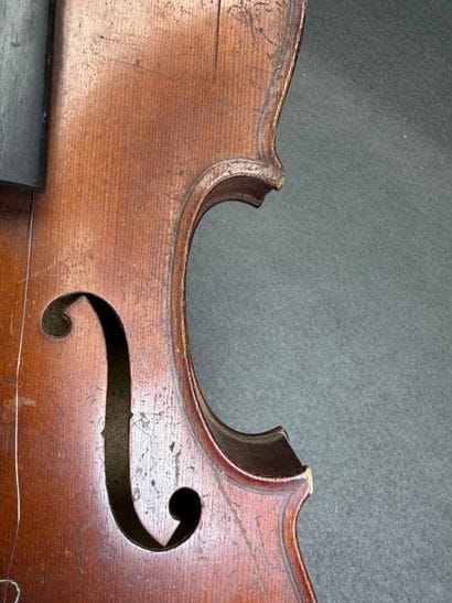 Violon 3/4 et archet. 
Début XXe siècle
Portant...